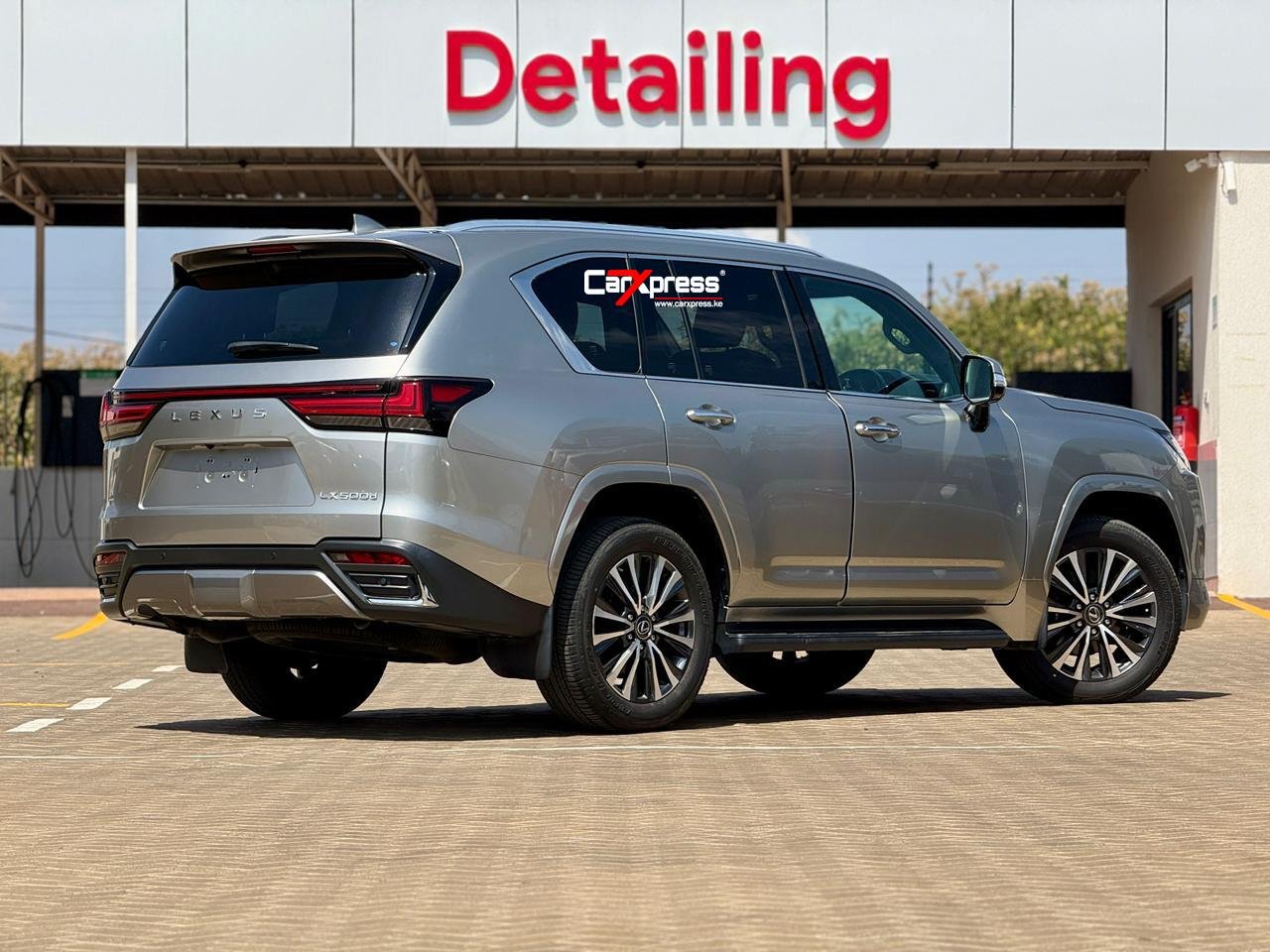 LEXUS LX500D thumbnail 6