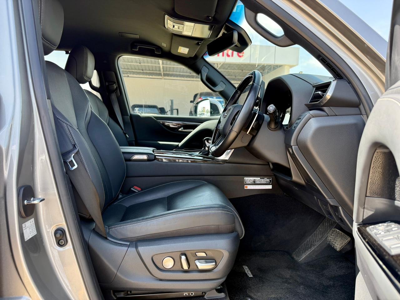 LEXUS LX500D thumbnail 7