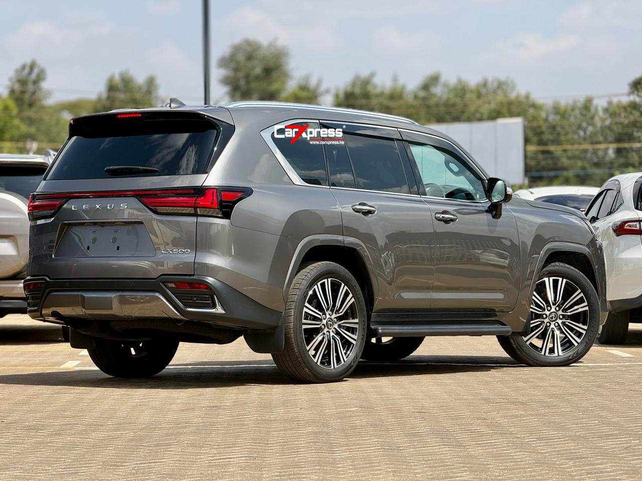 LEXUS LX600 thumbnail 6