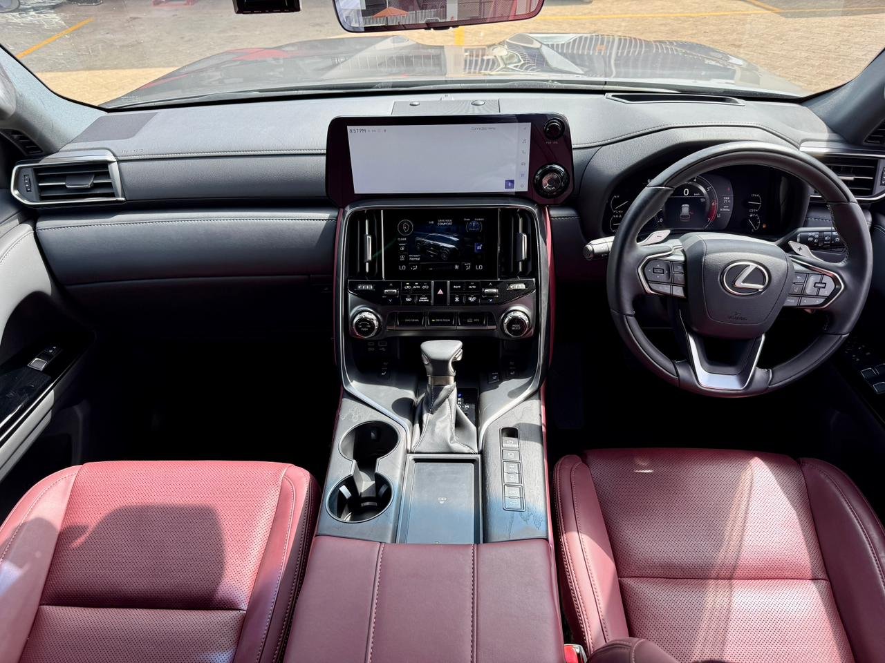 LEXUS LX600 thumbnail 8