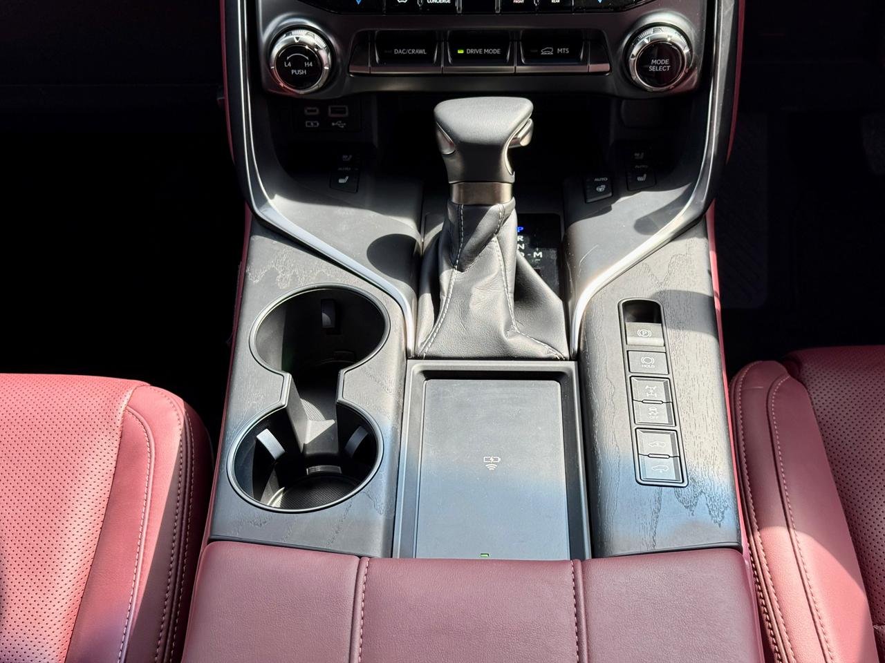 LEXUS LX600 thumbnail 10