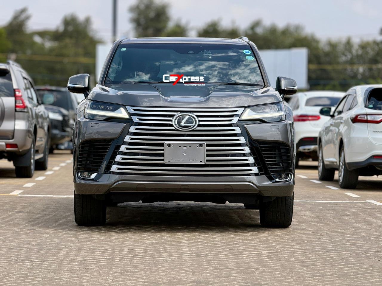 LEXUS LX600 thumbnail 3