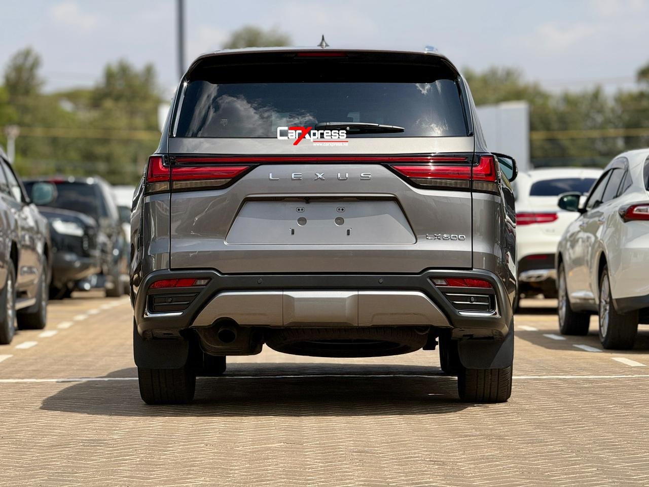 LEXUS LX600 thumbnail 4