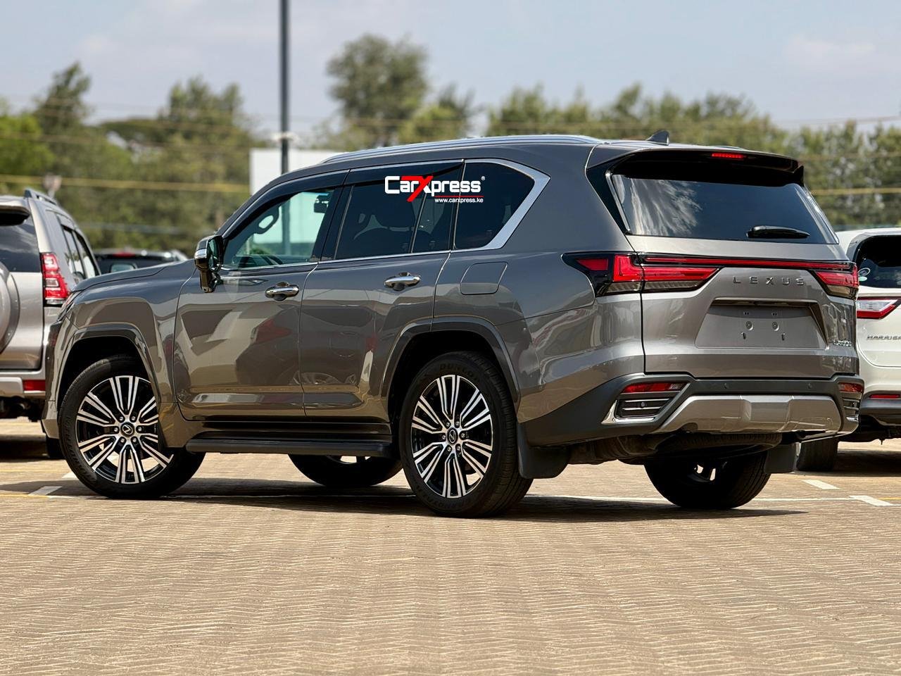 LEXUS LX600 thumbnail 2