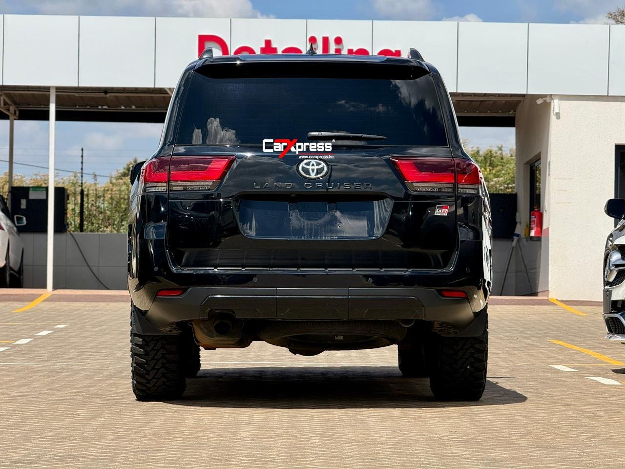TOYOTA LAND CRUISER 300 SERIES GR thumbnail 4