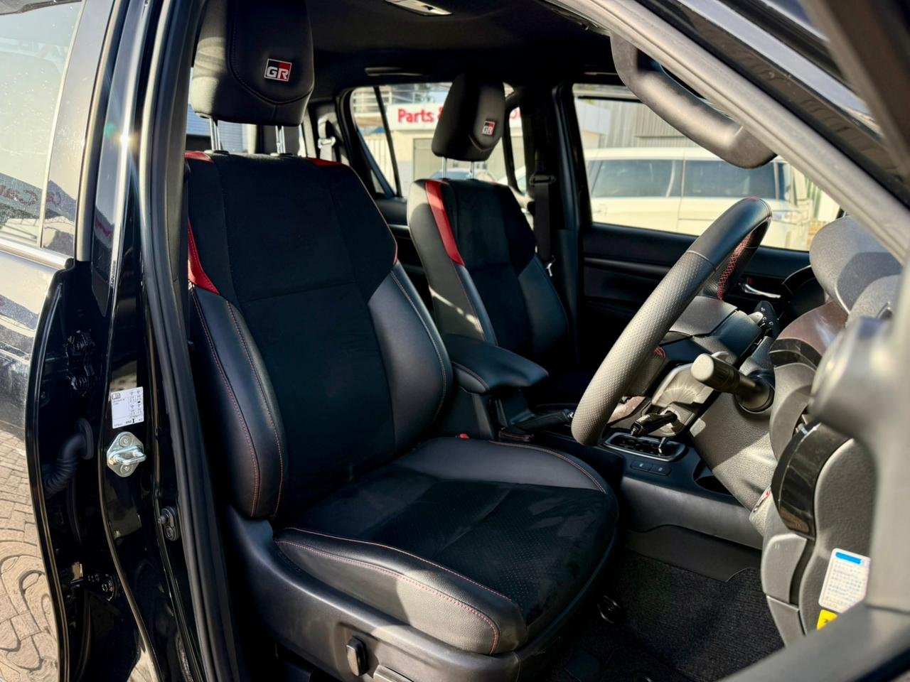 TOYOTA HILUX DOUBLE CABIN GR SPORT thumbnail 7