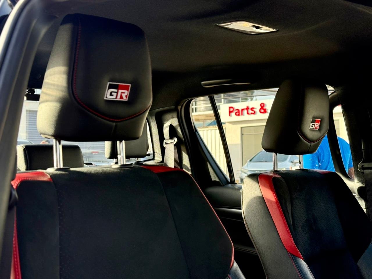 TOYOTA HILUX DOUBLE CABIN GR SPORT thumbnail 8