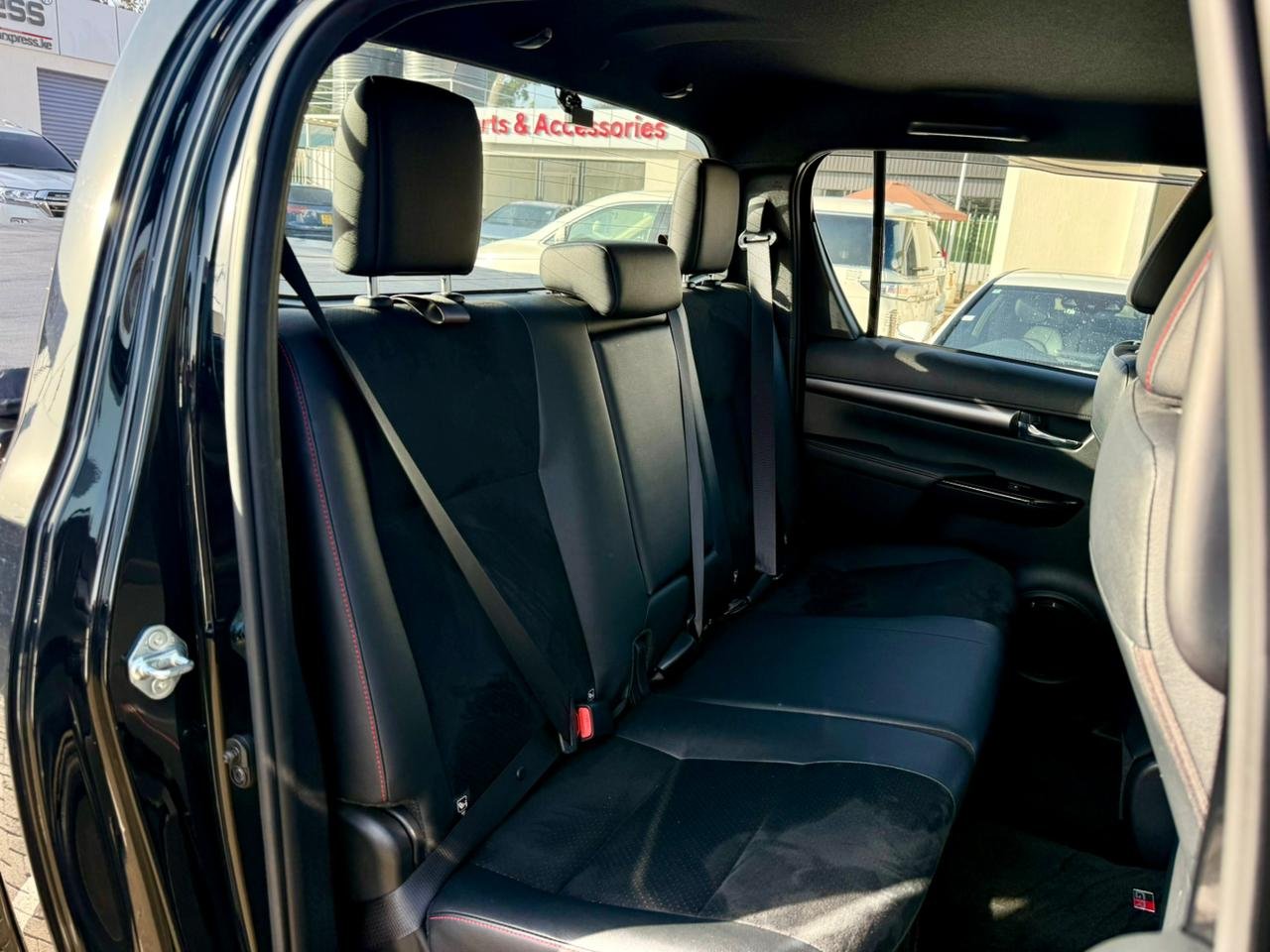TOYOTA HILUX DOUBLE CABIN GR SPORT thumbnail 13