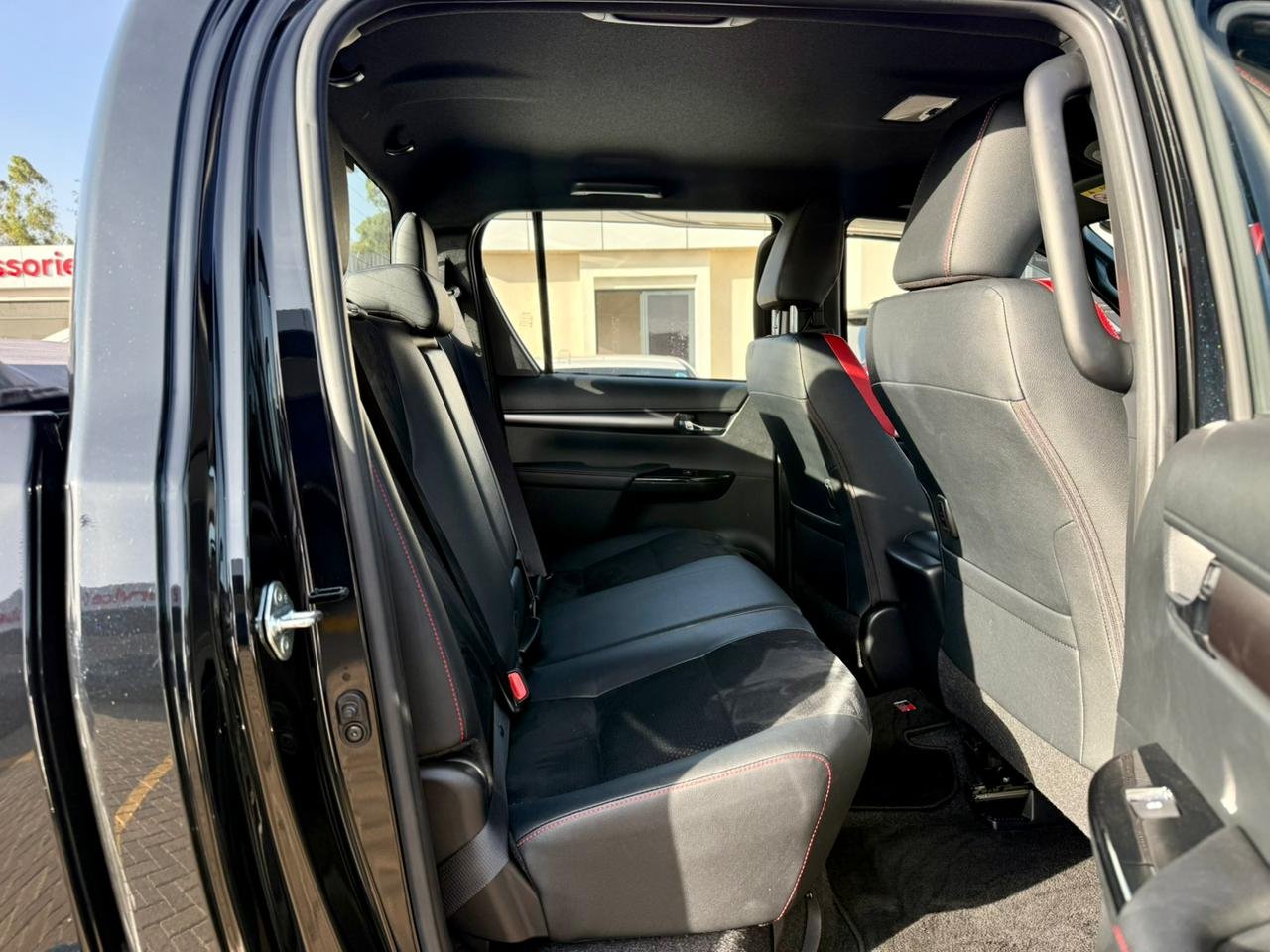 TOYOTA HILUX DOUBLE CABIN GR SPORT thumbnail 14