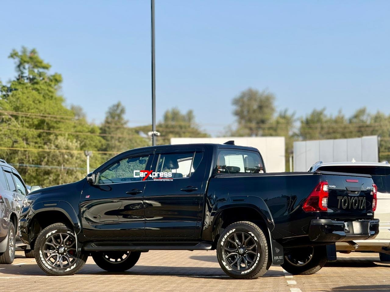 TOYOTA HILUX DOUBLE CABIN GR SPORT thumbnail 2