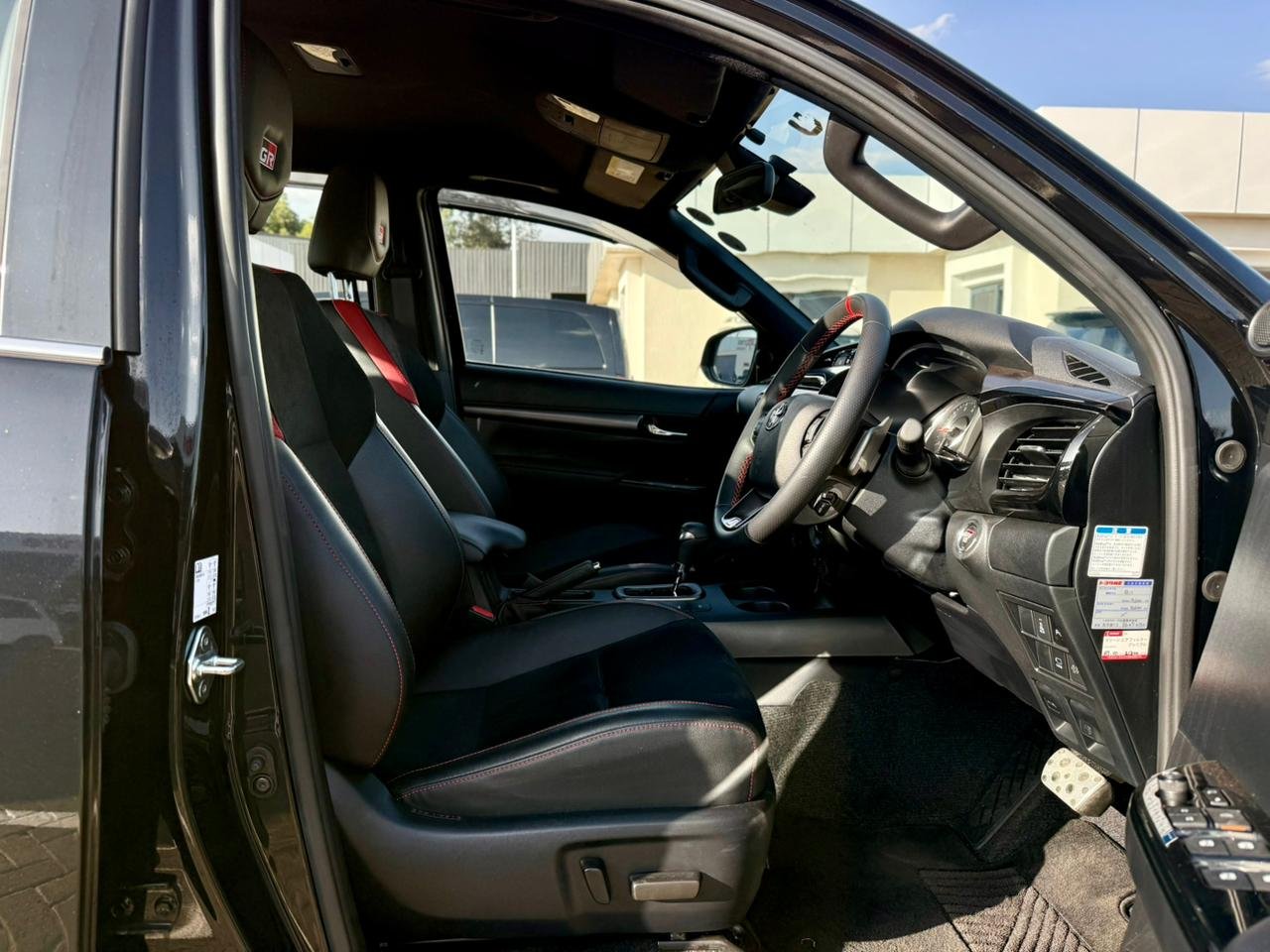 TOYOTA HILUX DOUBLE CABIN GR SPORT thumbnail 8