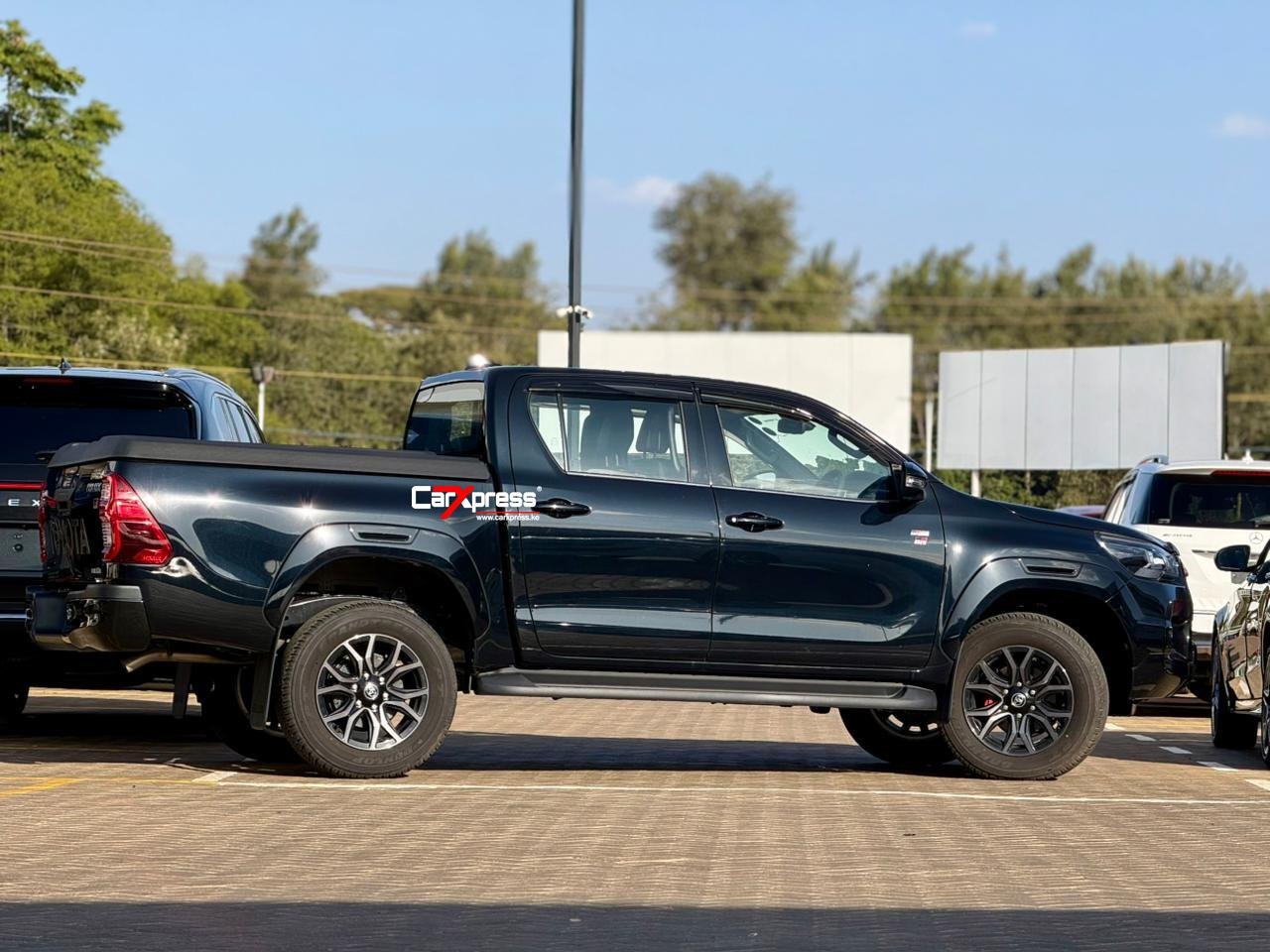TOYOTA HILUX DOUBLE CABIN GR SPORT thumbnail 6