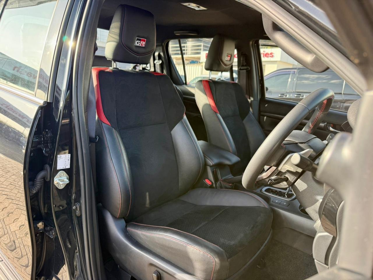 TOYOTA HILUX DOUBLE CABIN GR SPORT thumbnail 7