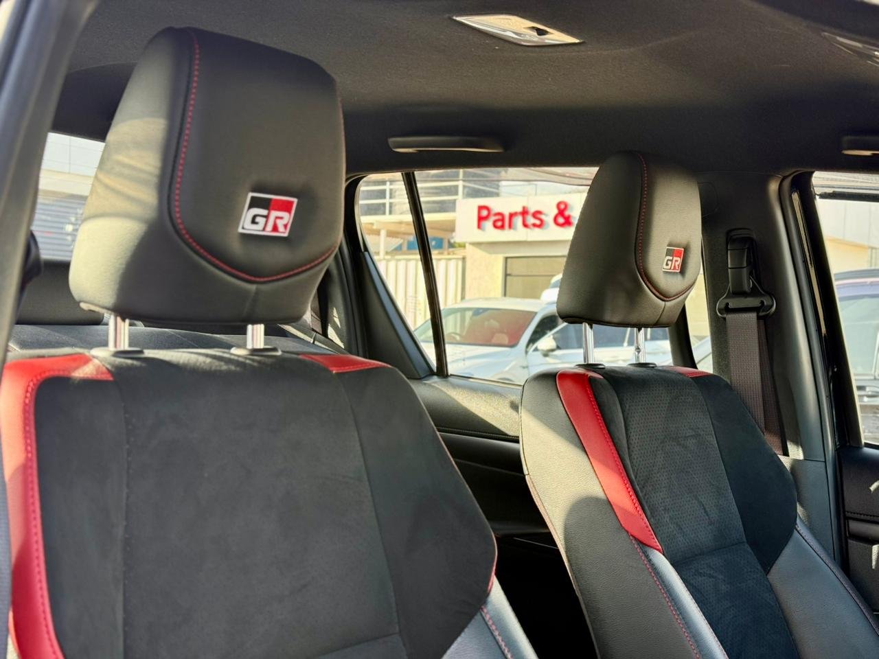 TOYOTA HILUX DOUBLE CABIN GR SPORT thumbnail 9
