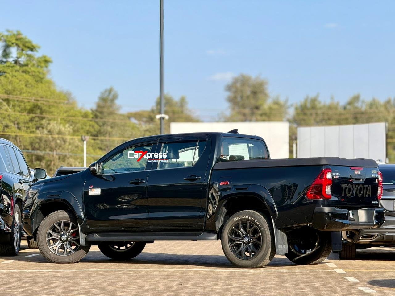 TOYOTA HILUX DOUBLE CABIN GR SPORT thumbnail 2