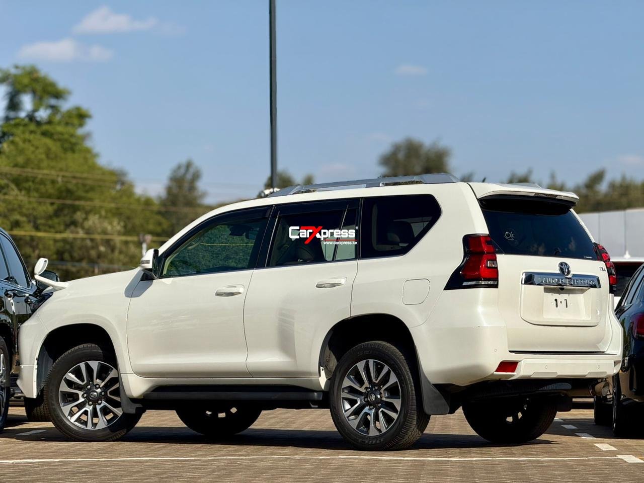 TOYOTA LAND CRUISER PRADO TXL thumbnail 2
