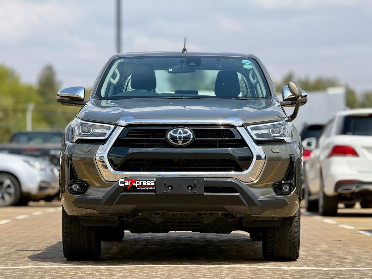 TOYOTA HILUX DOUBLE CABIN thumbnail 3