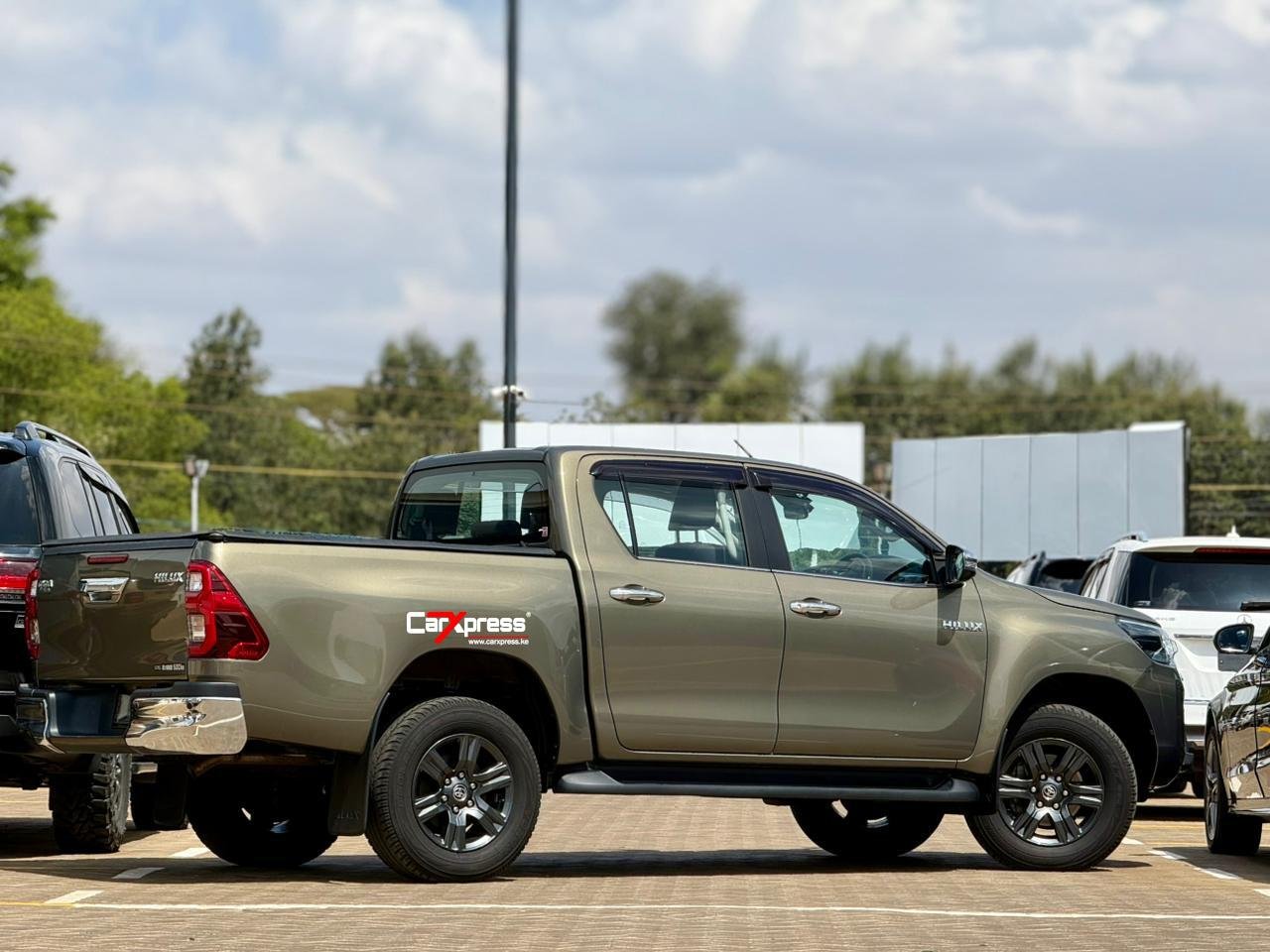 TOYOTA HILUX DOUBLE CABIN thumbnail 6
