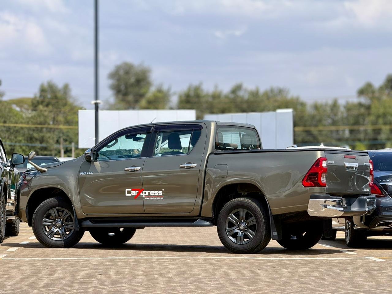 TOYOTA HILUX DOUBLE CABIN thumbnail 2
