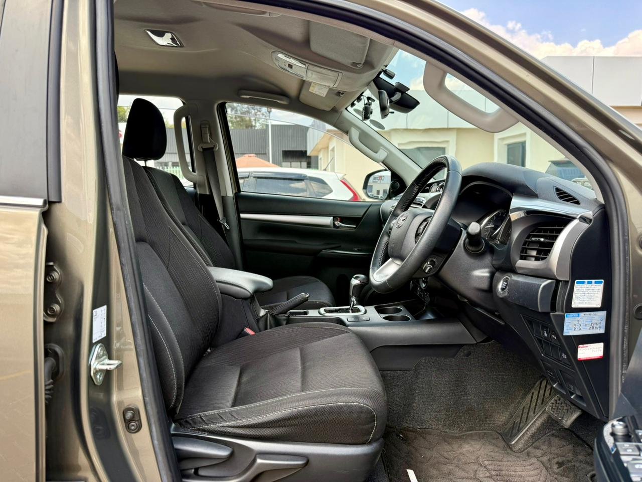 TOYOTA HILUX DOUBLE CABIN thumbnail 7