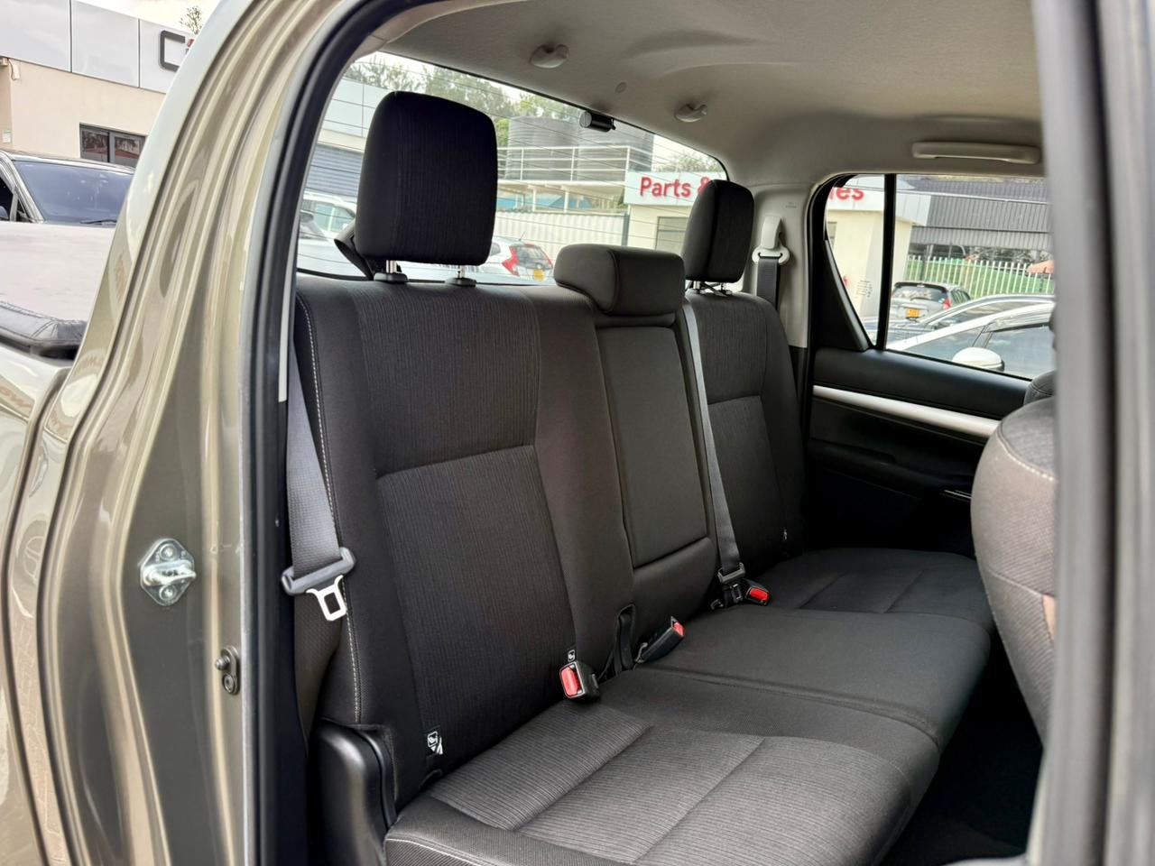 TOYOTA HILUX DOUBLE CABIN thumbnail 13