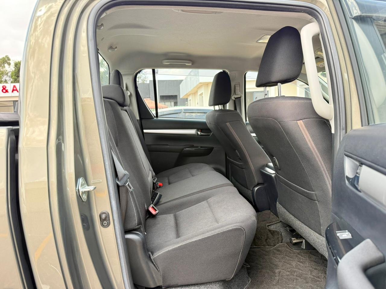 TOYOTA HILUX DOUBLE CABIN thumbnail 12