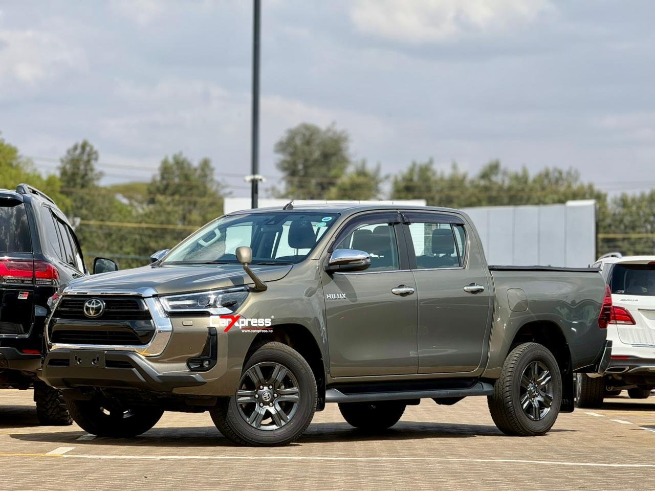 TOYOTA HILUX DOUBLE CABIN thumbnail 5