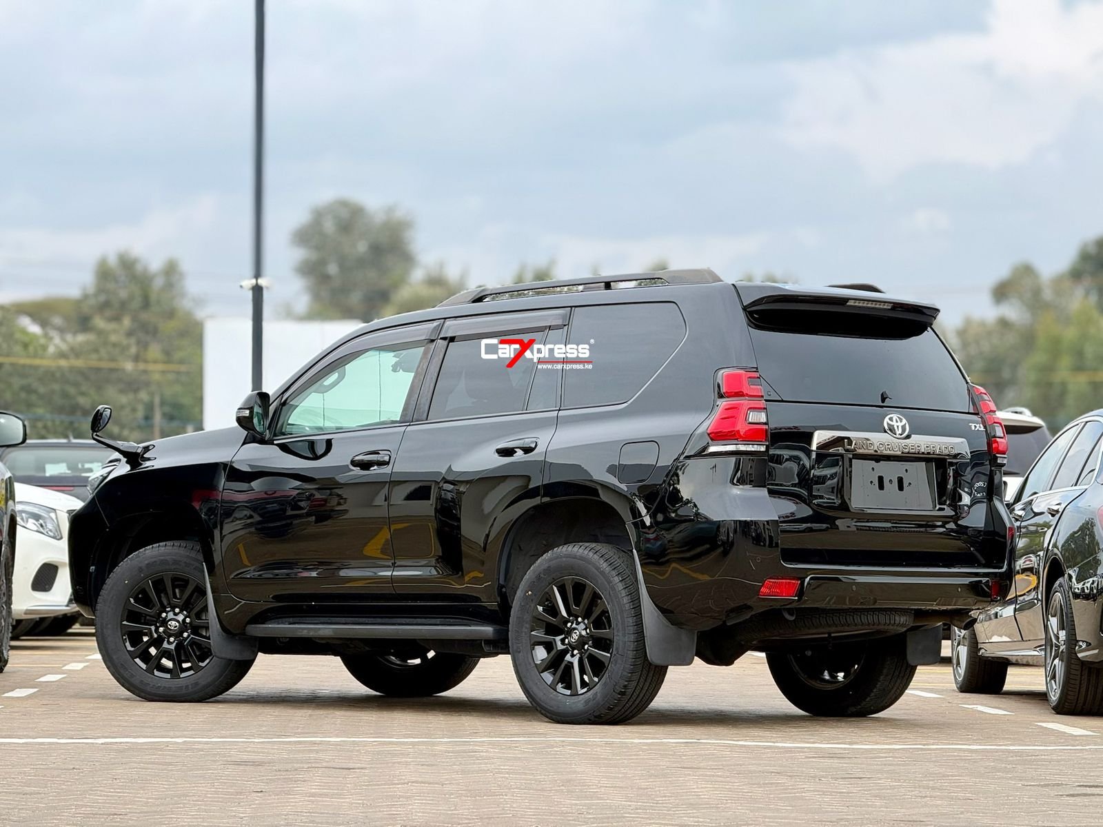 TOYOTA LAND CRUISER PRADO TXL thumbnail 2