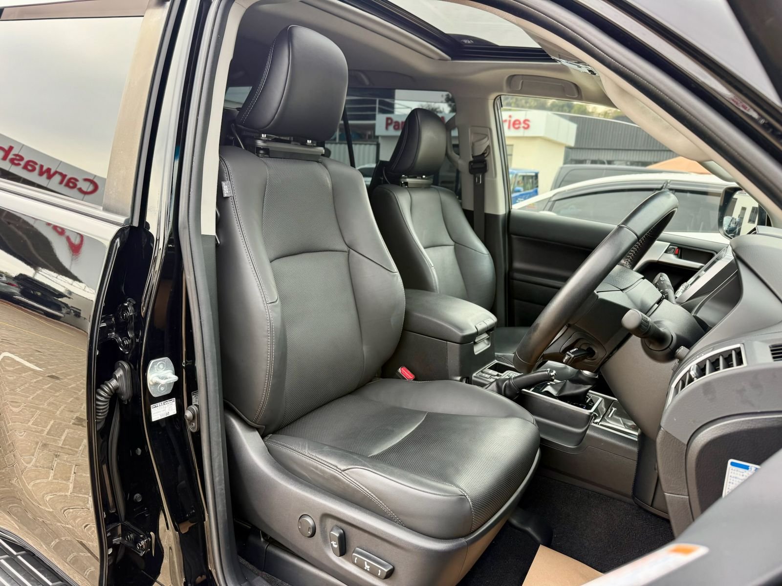 TOYOTA LAND CRUISER PRADO TXL thumbnail 8
