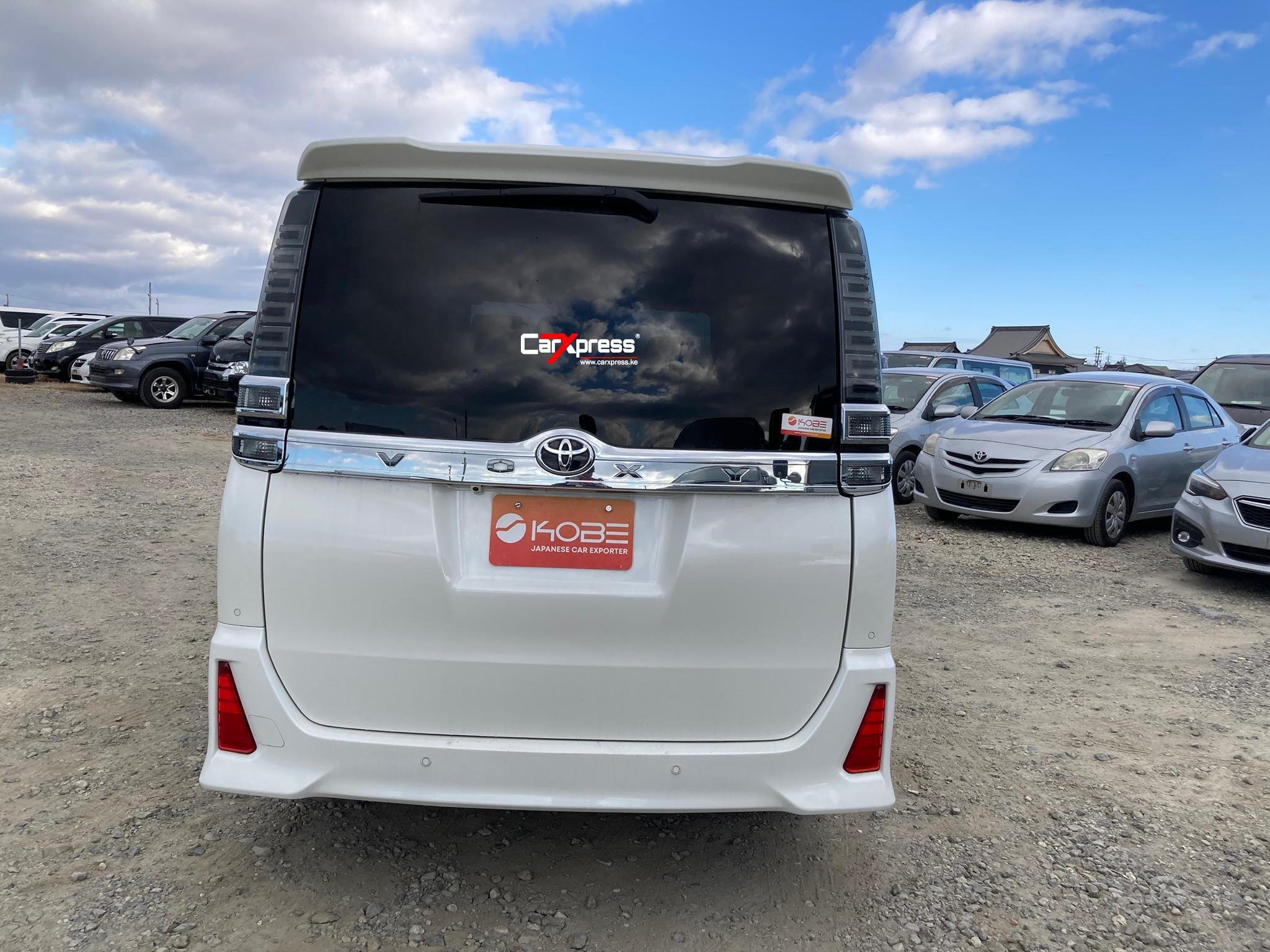 TOYOTA VOXY thumbnail 4