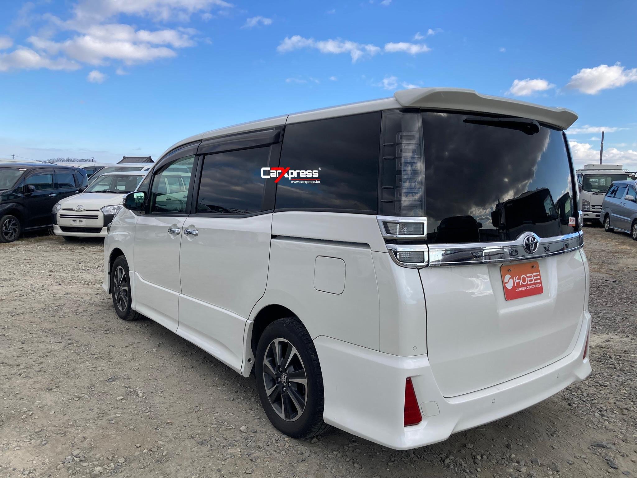 TOYOTA VOXY thumbnail 3