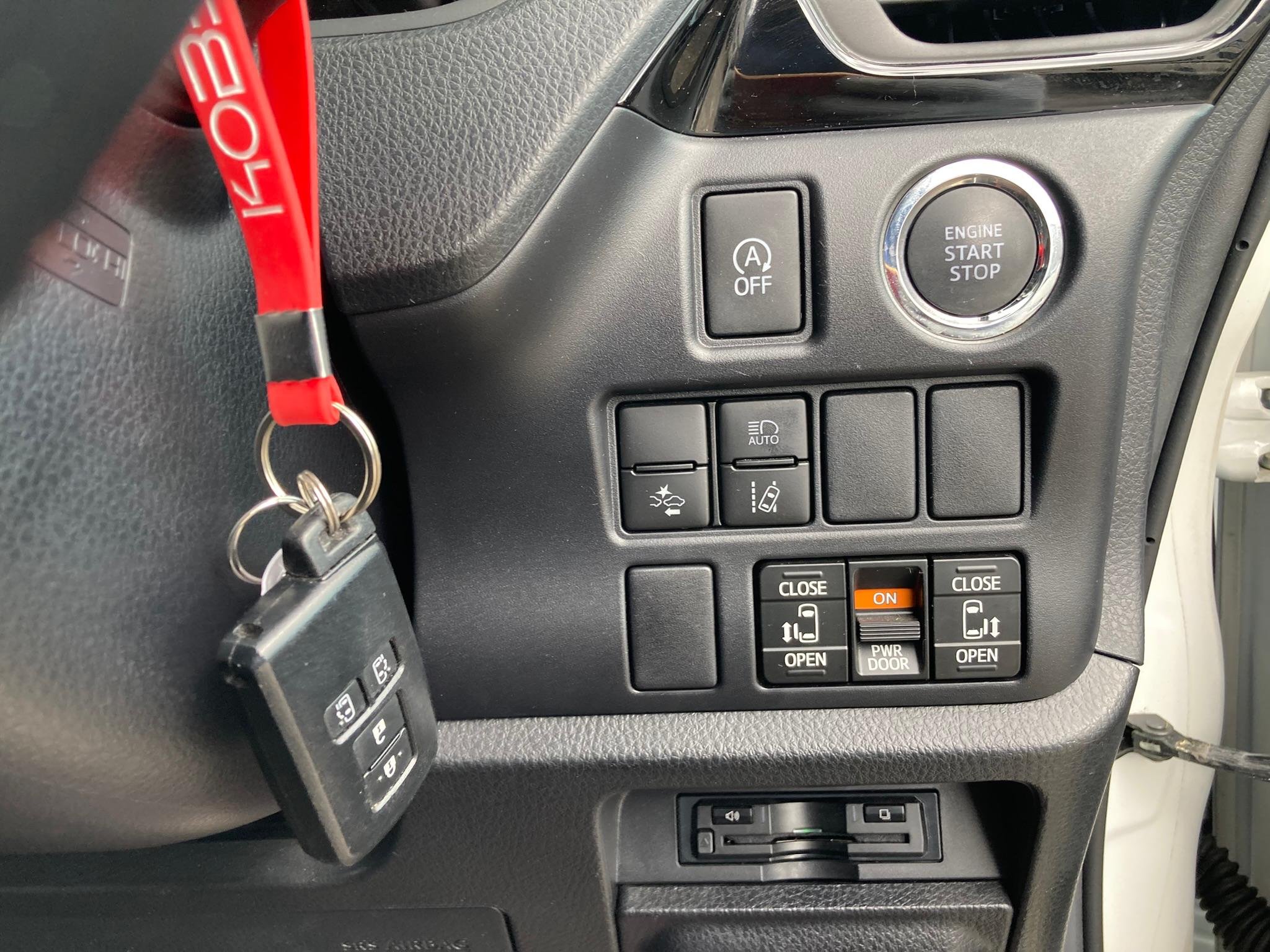 TOYOTA VOXY thumbnail 11