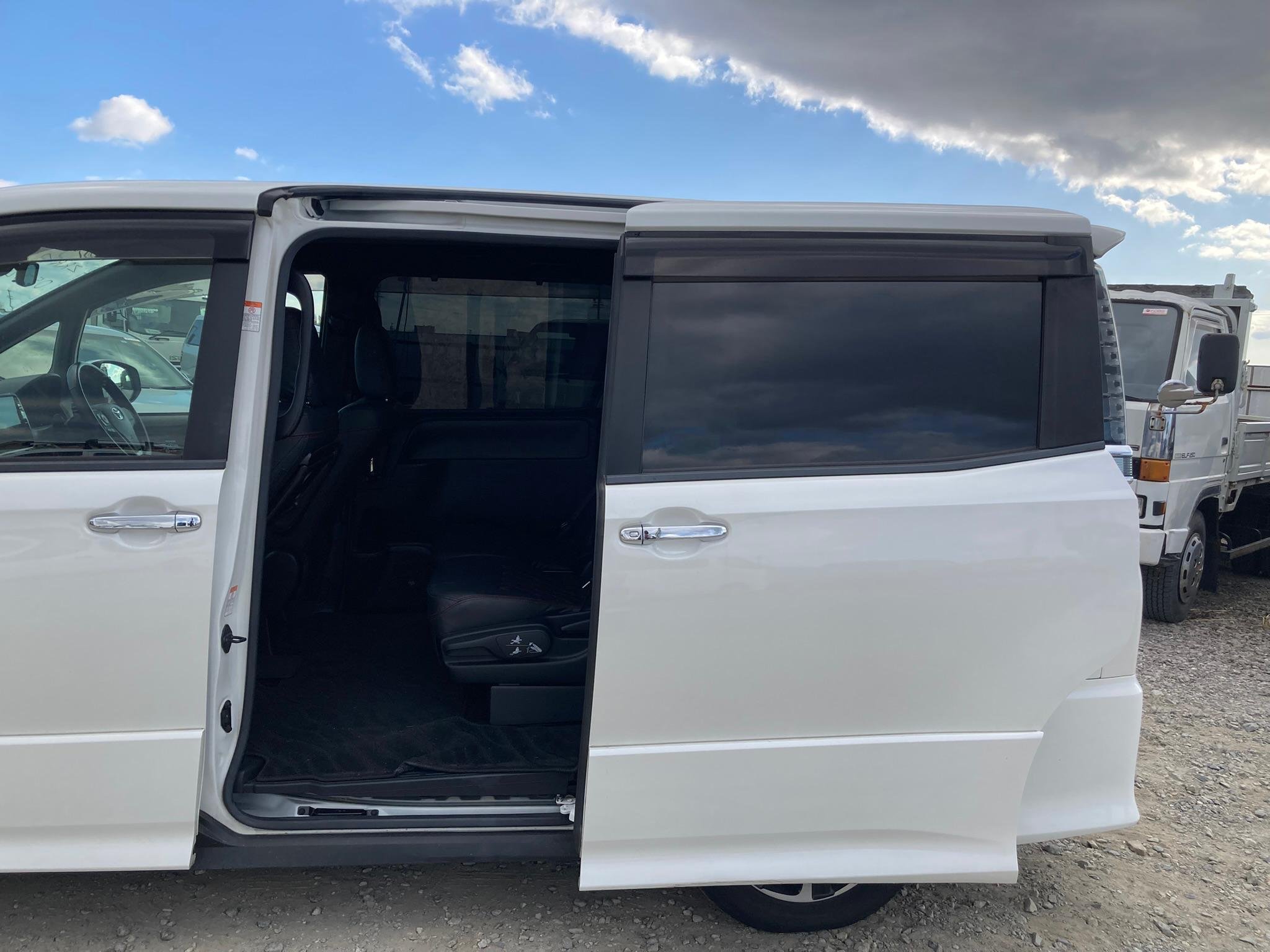 TOYOTA VOXY thumbnail 14