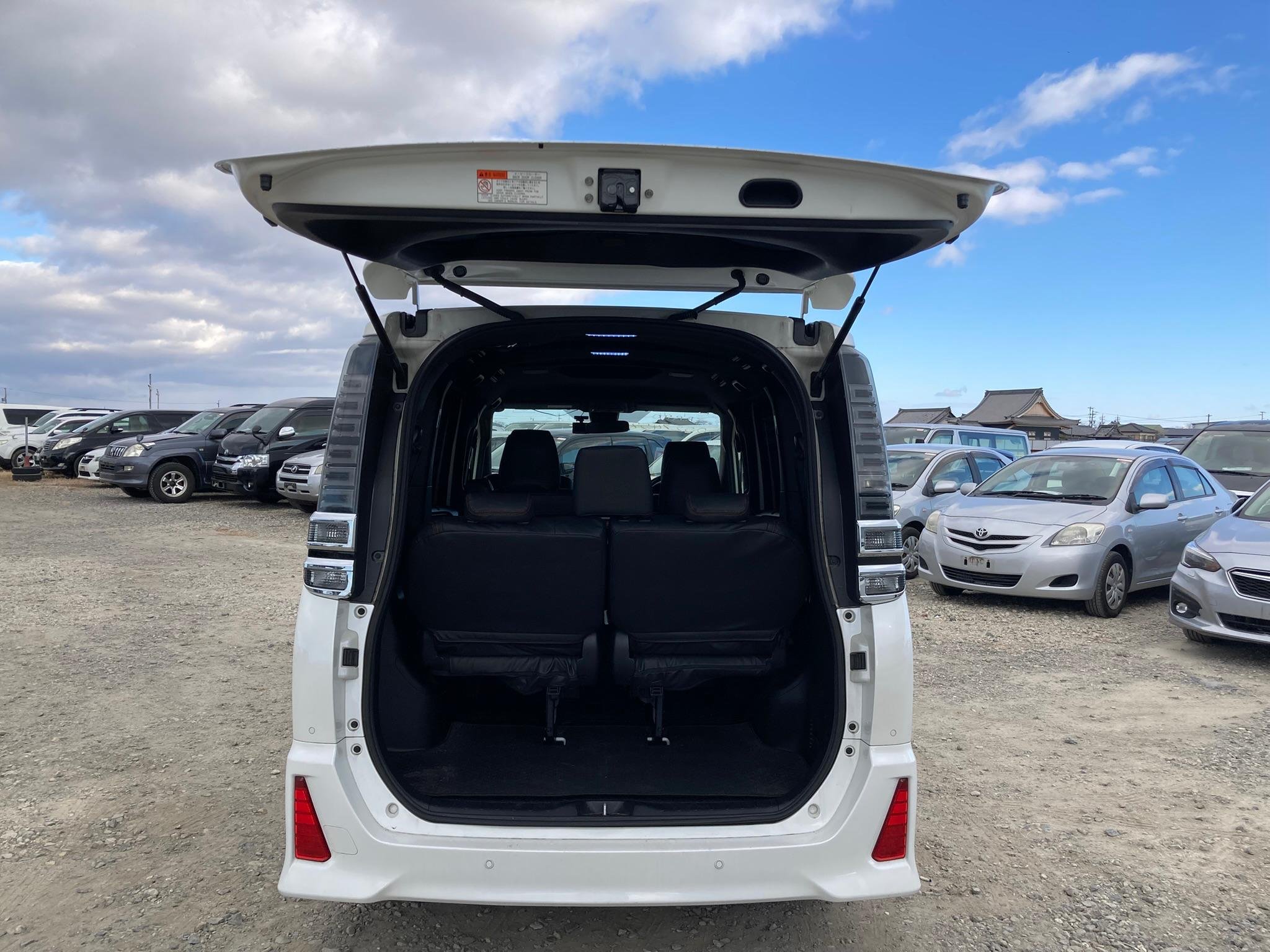 TOYOTA VOXY thumbnail 16