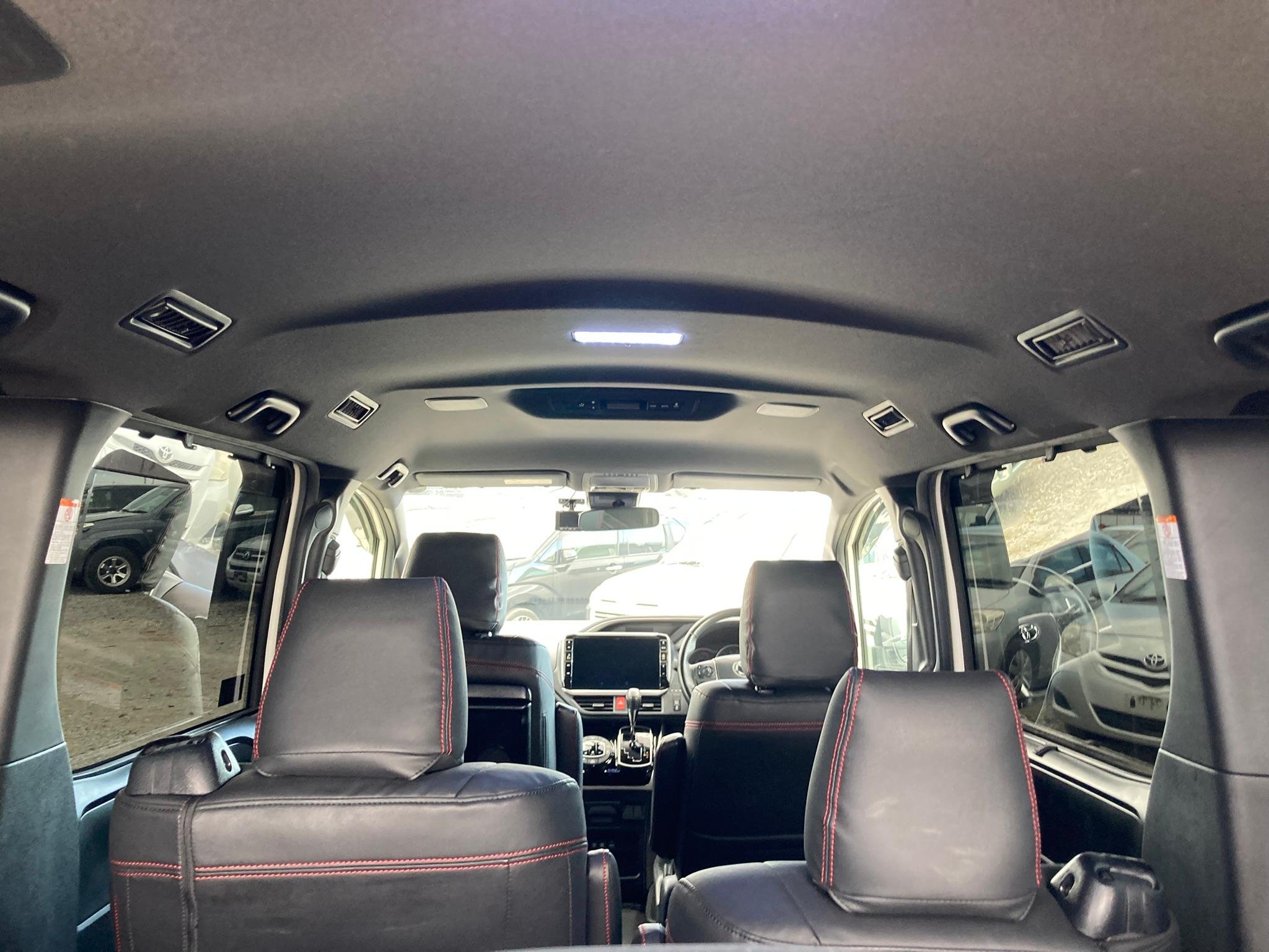 TOYOTA VOXY thumbnail 15