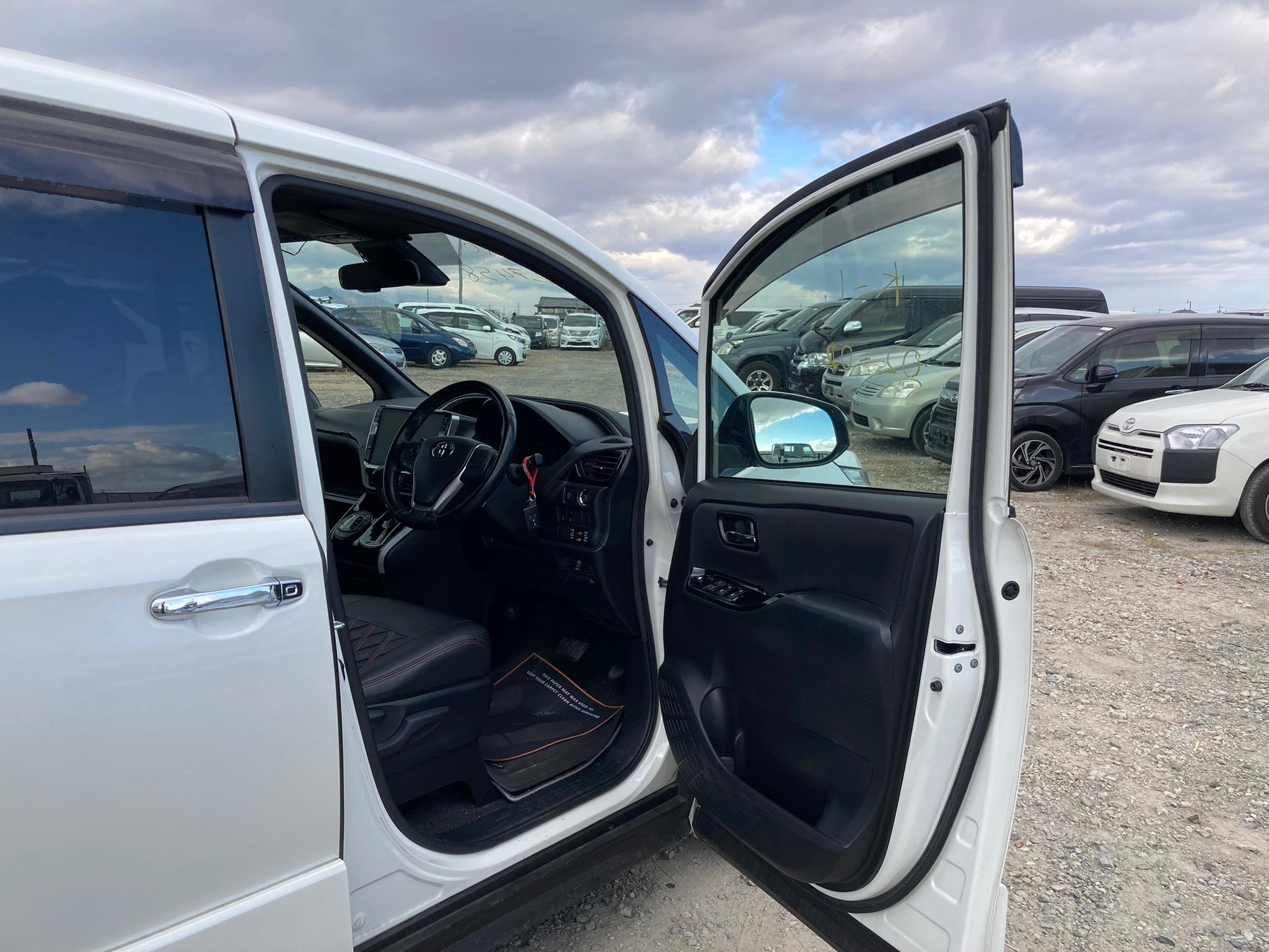 TOYOTA VOXY thumbnail 7