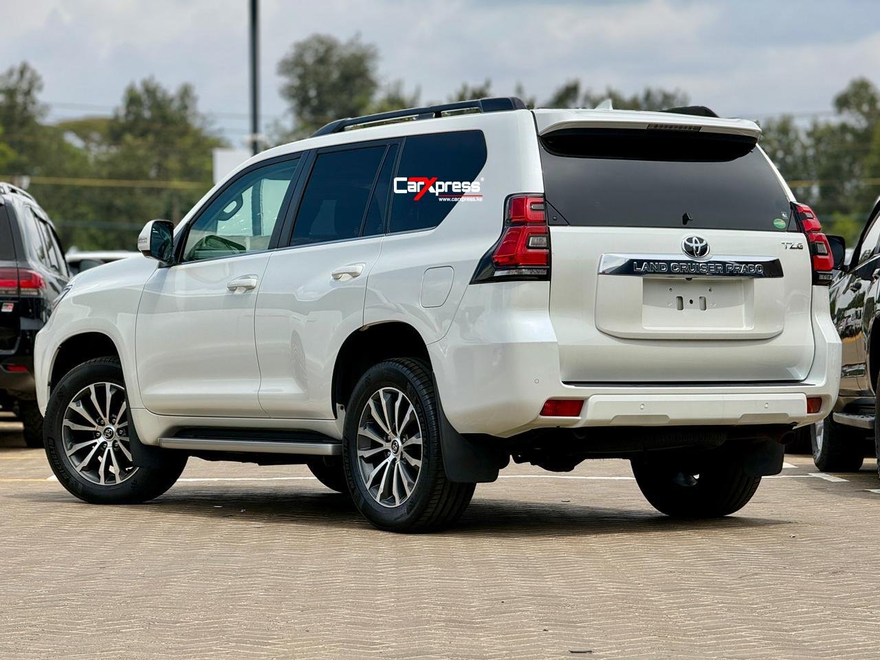 TOYOTA LAND CRUISER PRADO TZG thumbnail 2