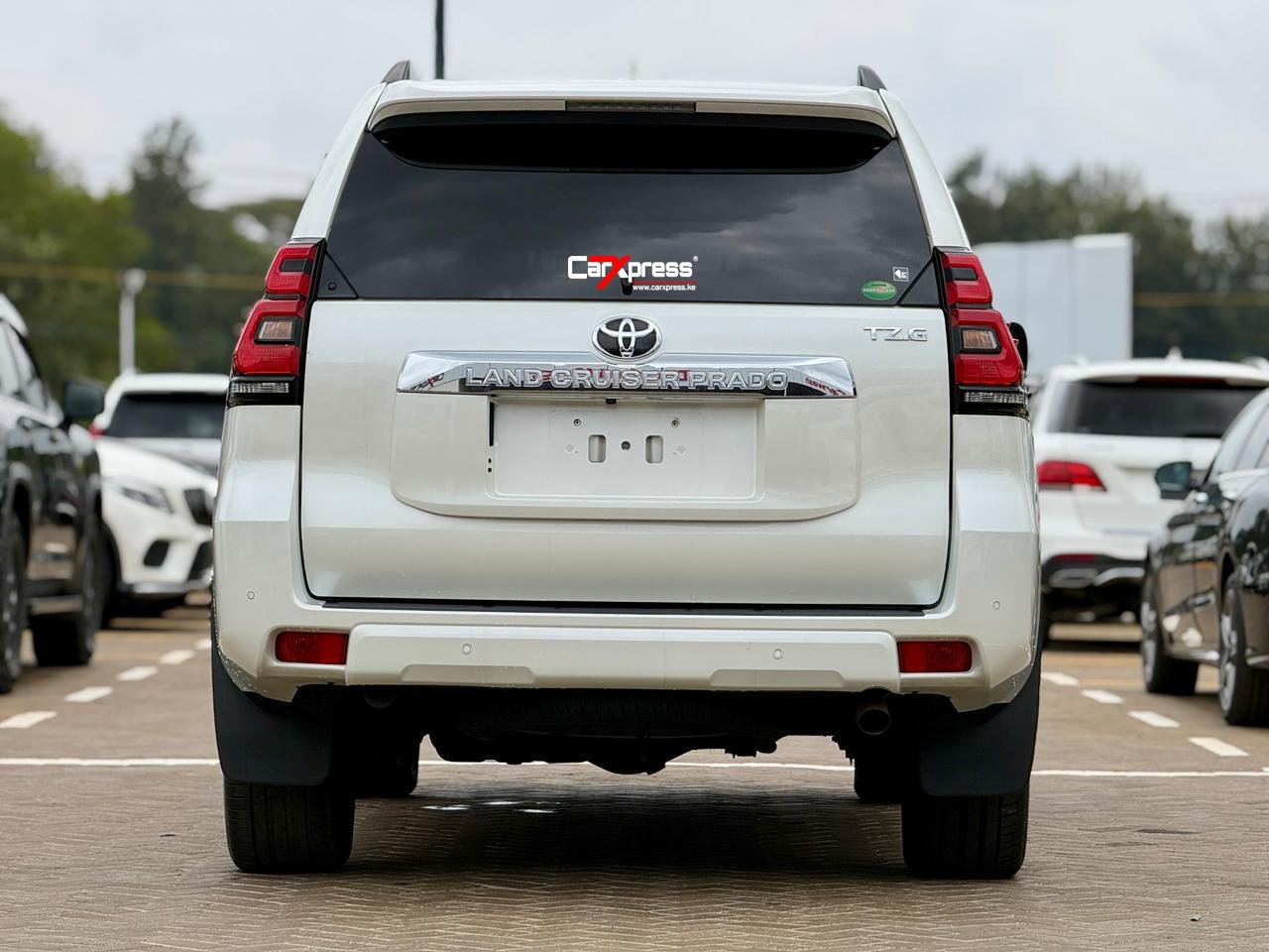 TOYOTA LAND CRUISER PRADO TZG thumbnail 4