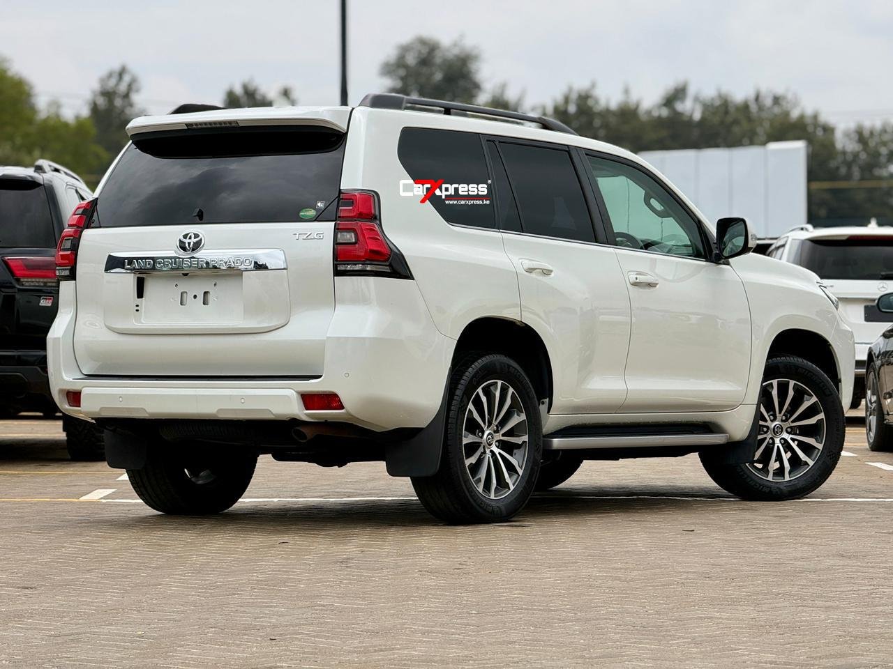 TOYOTA LAND CRUISER PRADO TZG thumbnail 6