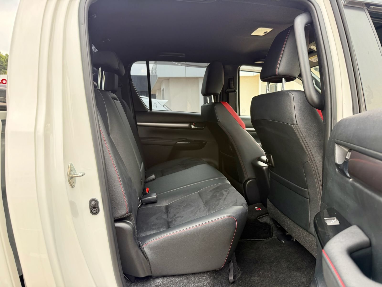 TOYOTA HILUX DOUBLE CABIN GR SPORT thumbnail 16