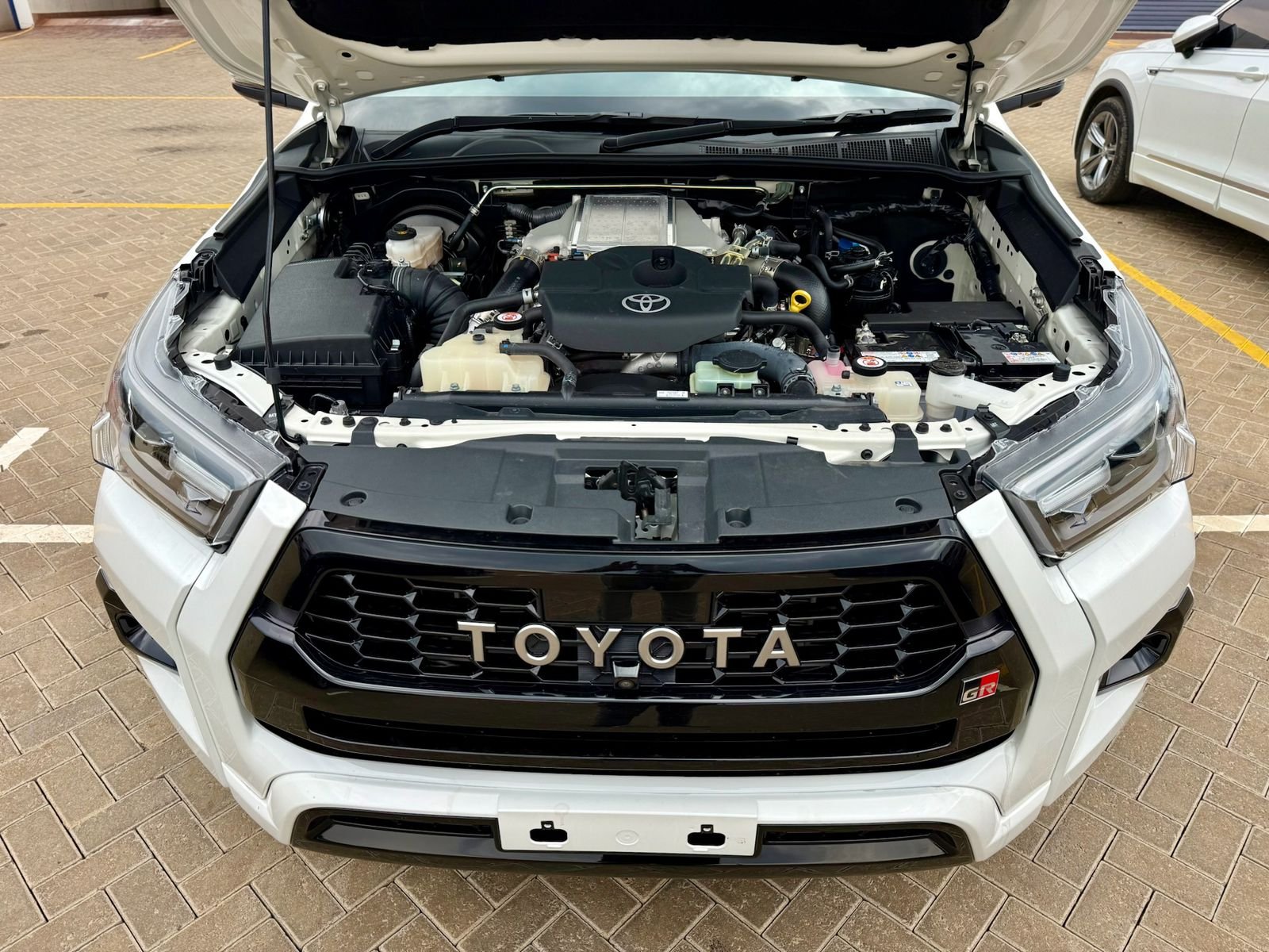 TOYOTA HILUX DOUBLE CABIN GR SPORT thumbnail 18
