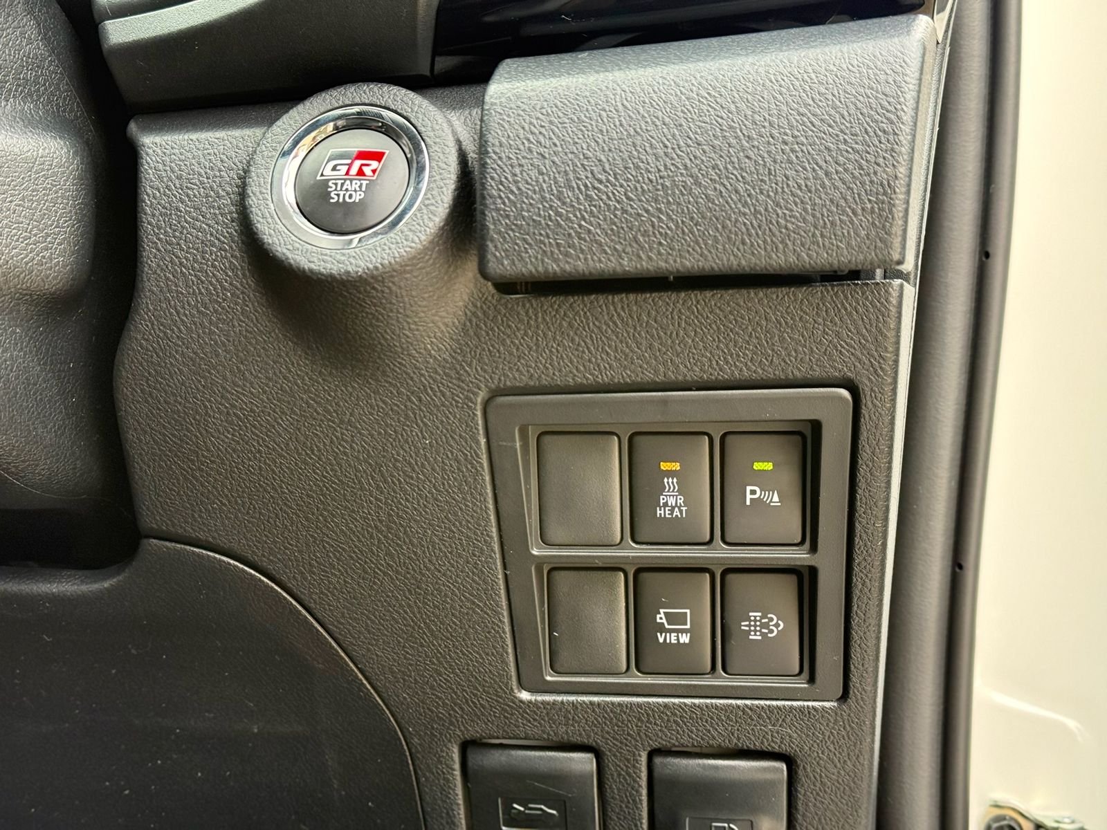 TOYOTA HILUX DOUBLE CABIN GR SPORT thumbnail 13