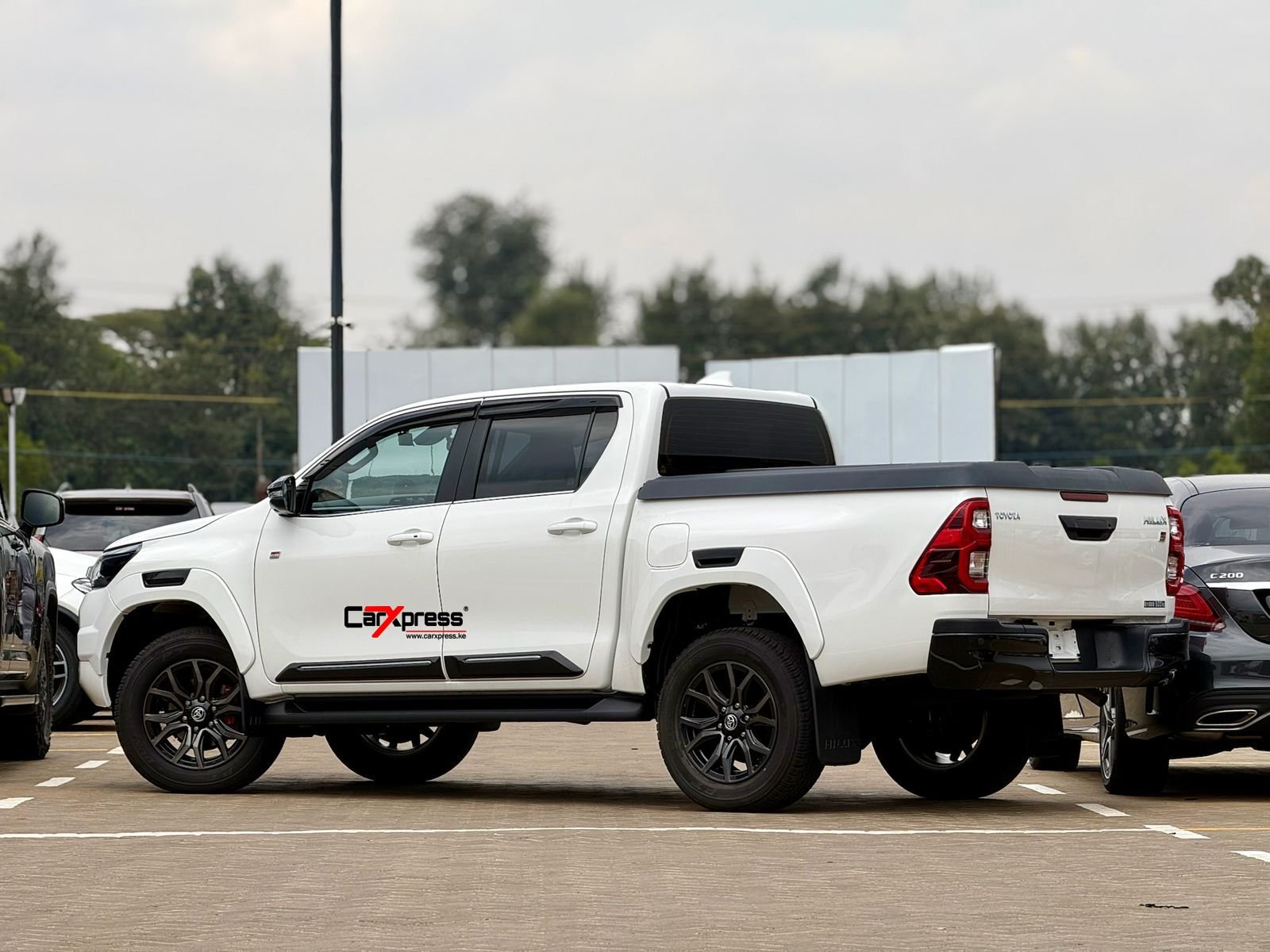 TOYOTA HILUX DOUBLE CABIN GR SPORT thumbnail 2