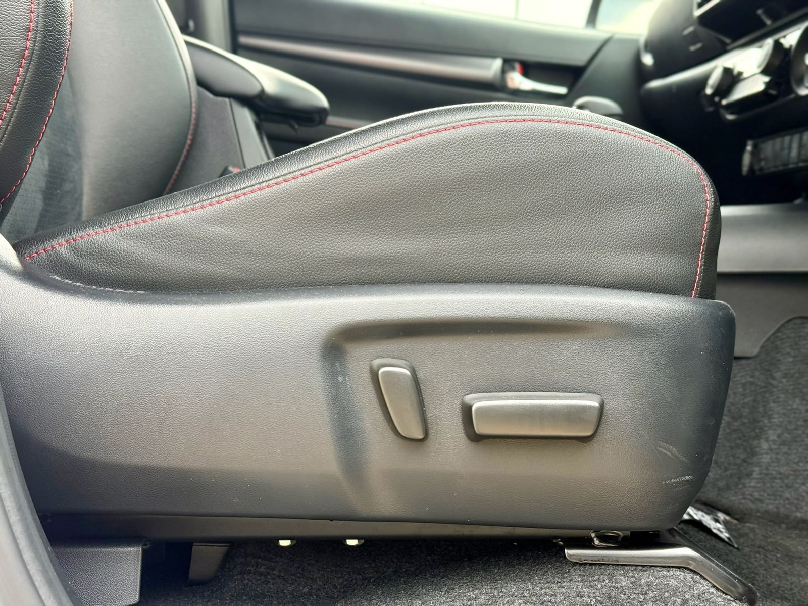 TOYOTA HILUX DOUBLE CABIN GR SPORT thumbnail 14