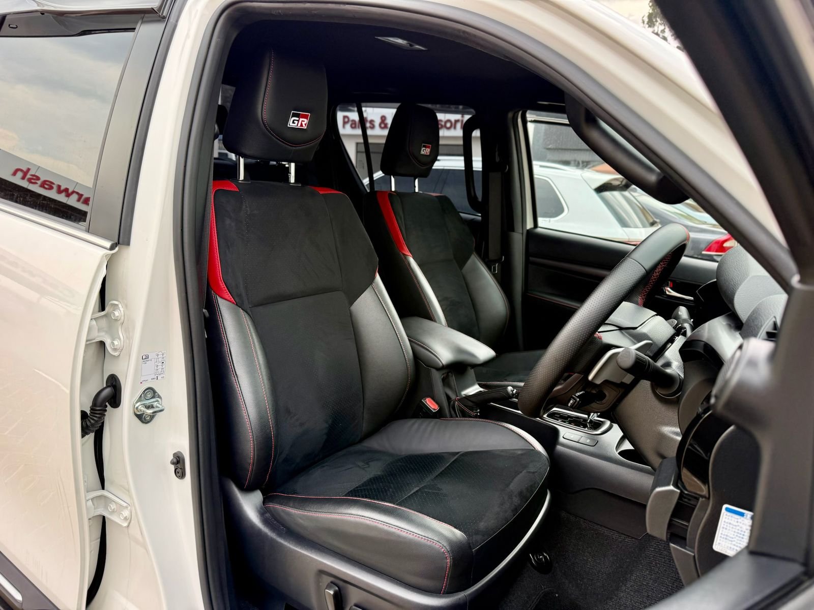 TOYOTA HILUX DOUBLE CABIN GR SPORT thumbnail 7