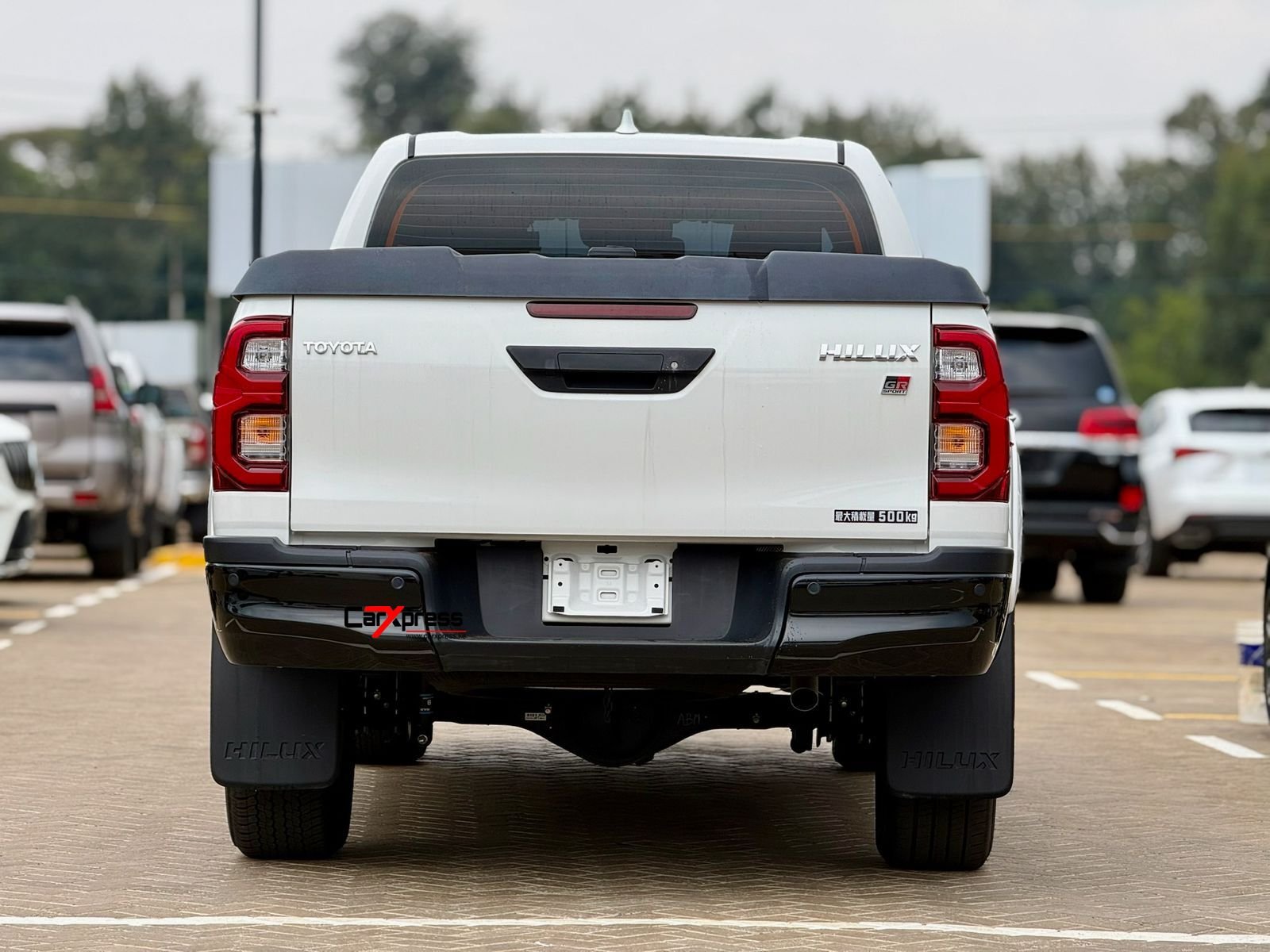 TOYOTA HILUX DOUBLE CABIN GR SPORT thumbnail 4