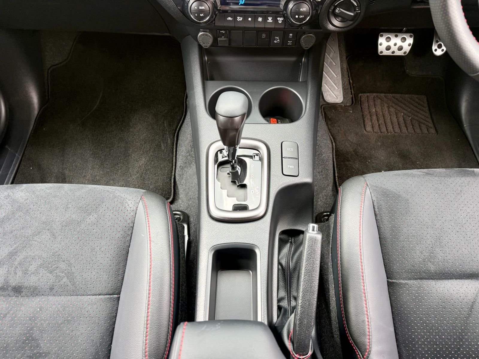 TOYOTA HILUX DOUBLE CABIN GR SPORT thumbnail 11