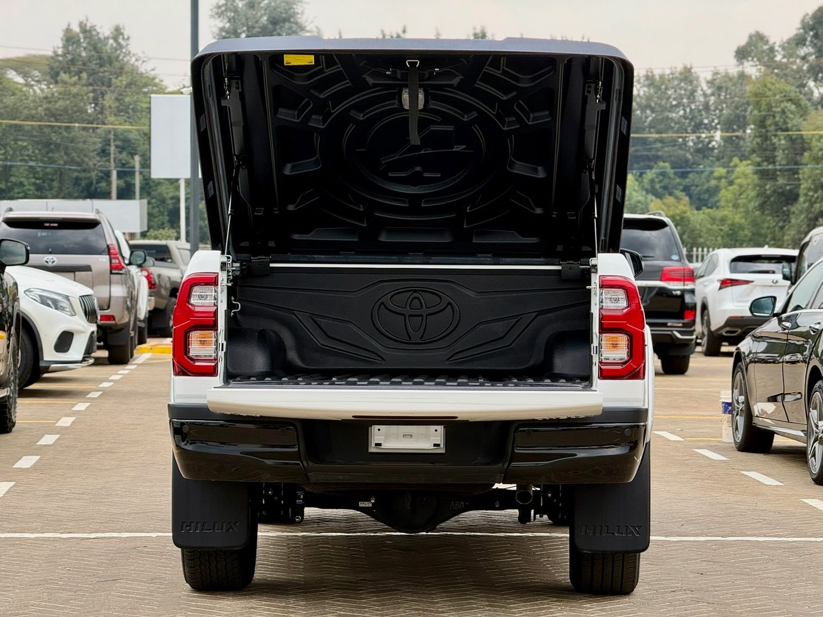 TOYOTA HILUX DOUBLE CABIN GR SPORT thumbnail 17