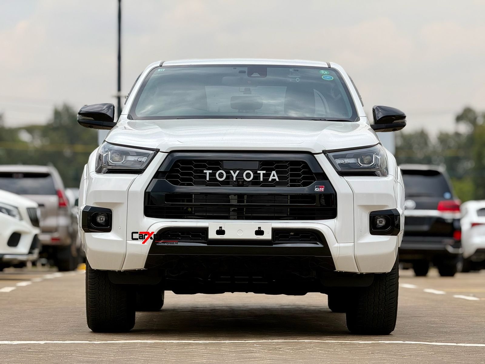 TOYOTA HILUX DOUBLE CABIN GR SPORT thumbnail 3