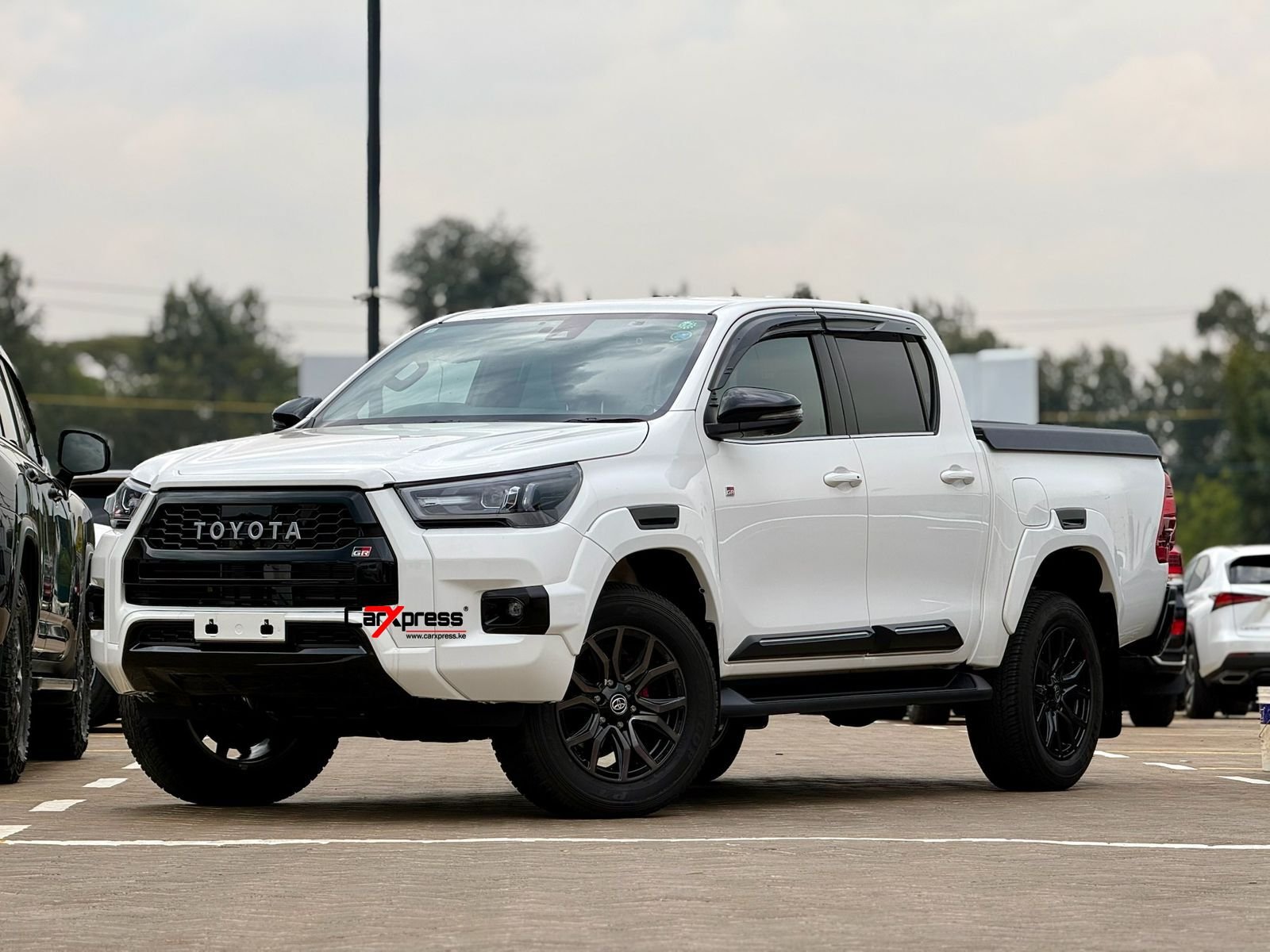 TOYOTA HILUX DOUBLE CABIN GR SPORT thumbnail 5